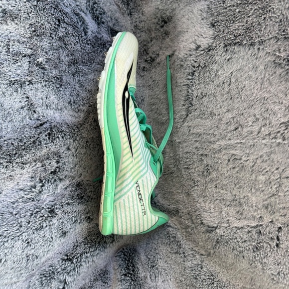 Saucony Vendetta Running Spikes - Picture 2 of 4